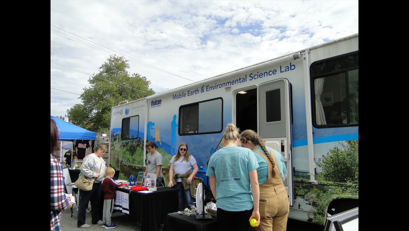 Mobile Earth & Environmental Science Lab