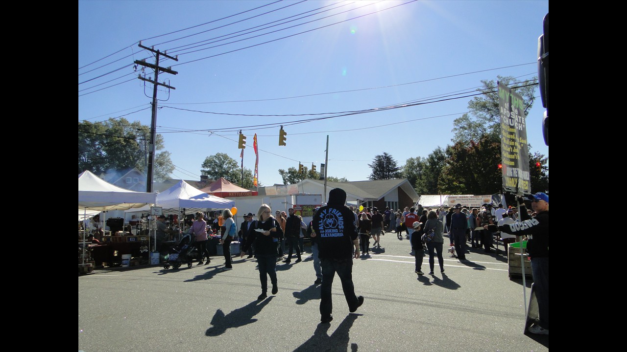 The crowd increases quickly as I try to make my way through for photos!