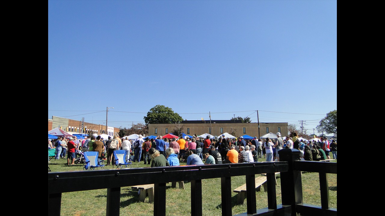 The crowd gathers for band performances!