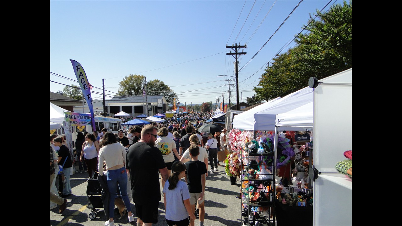 A beautiful day was enjoyed by a huge crowd at the Apple Festival!!
